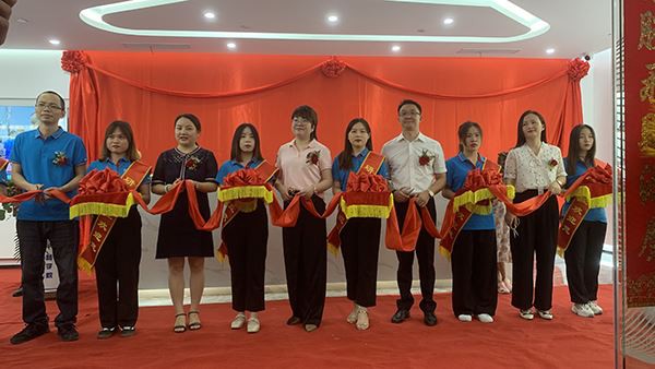 Juhlimme muuttoa uuteen taloon! Yrityksen lämmittämisen avajaiset